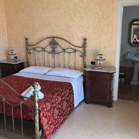 לינה וארוחת בוקר Belvedere Di Rita 3*